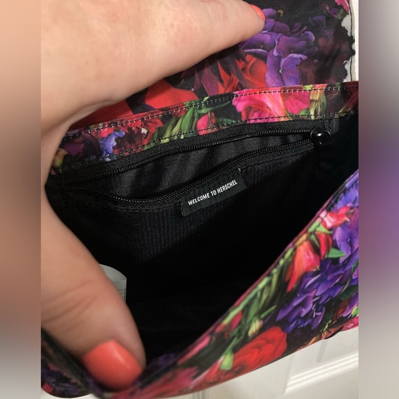 Herschel Retreat floral print cross body purse - Picture 5 of 5